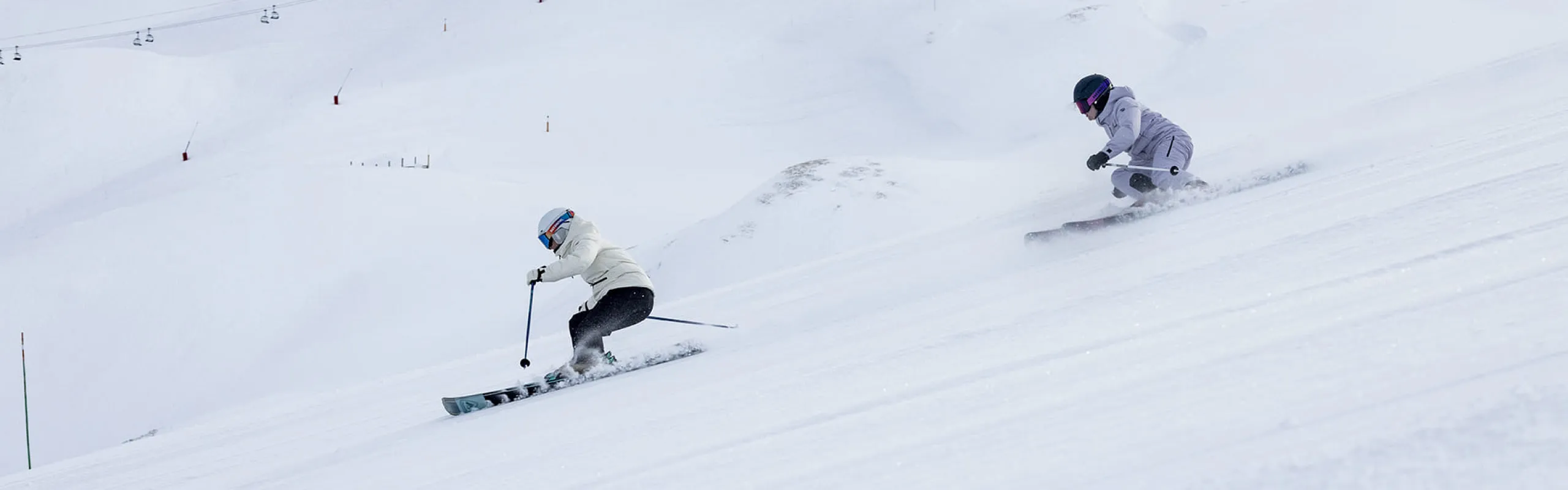 Zwei Skifahrer auf der Piste